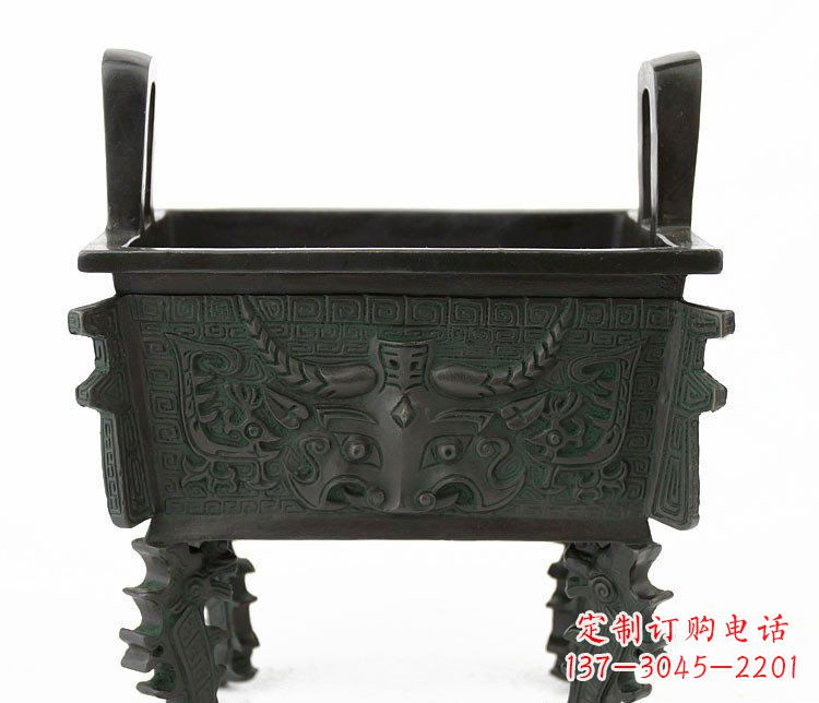 广西精致的牛头铜鼎铜雕