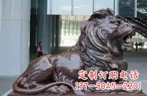 广西趴着的狮子铜雕