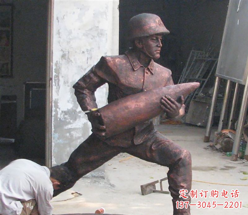 广西铜雕炮弹战士,象征勇气和决心