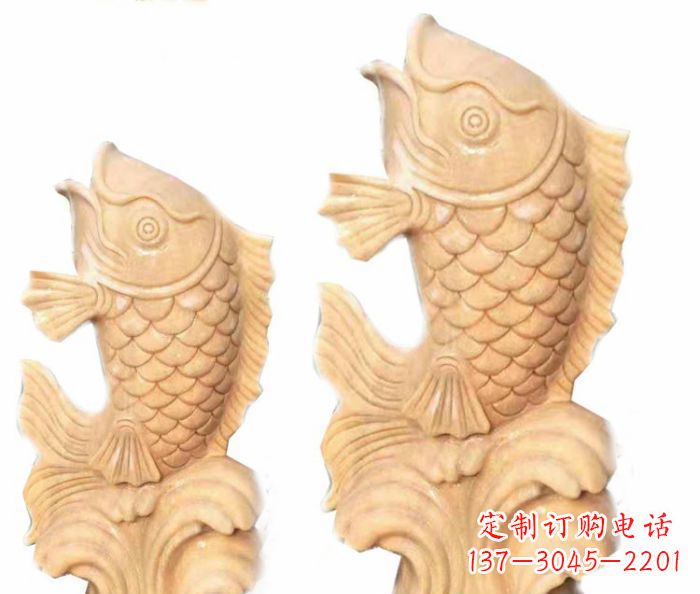 广西晚霞红石喷水鲤鱼雕塑,灵动悠扬