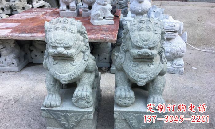 广西青石踩球狮子看门石雕,精致雕塑令门口更加精彩