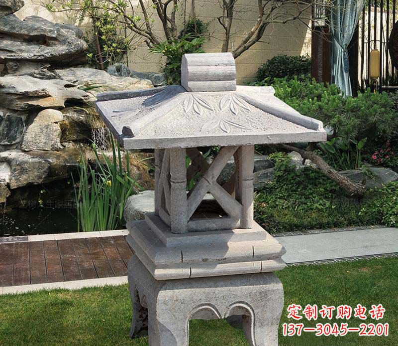 广西青石草坪照明灯——装点环境的美丽石灯雕塑