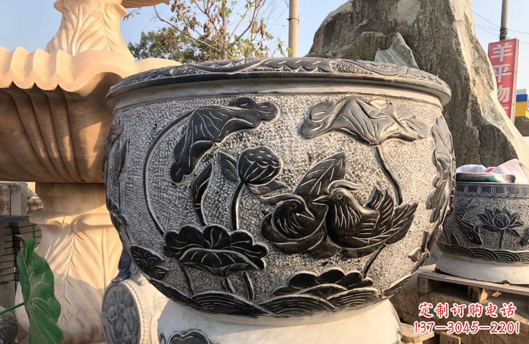 广西荷花浮雕鱼缸雕塑,让空间更加生机勃勃