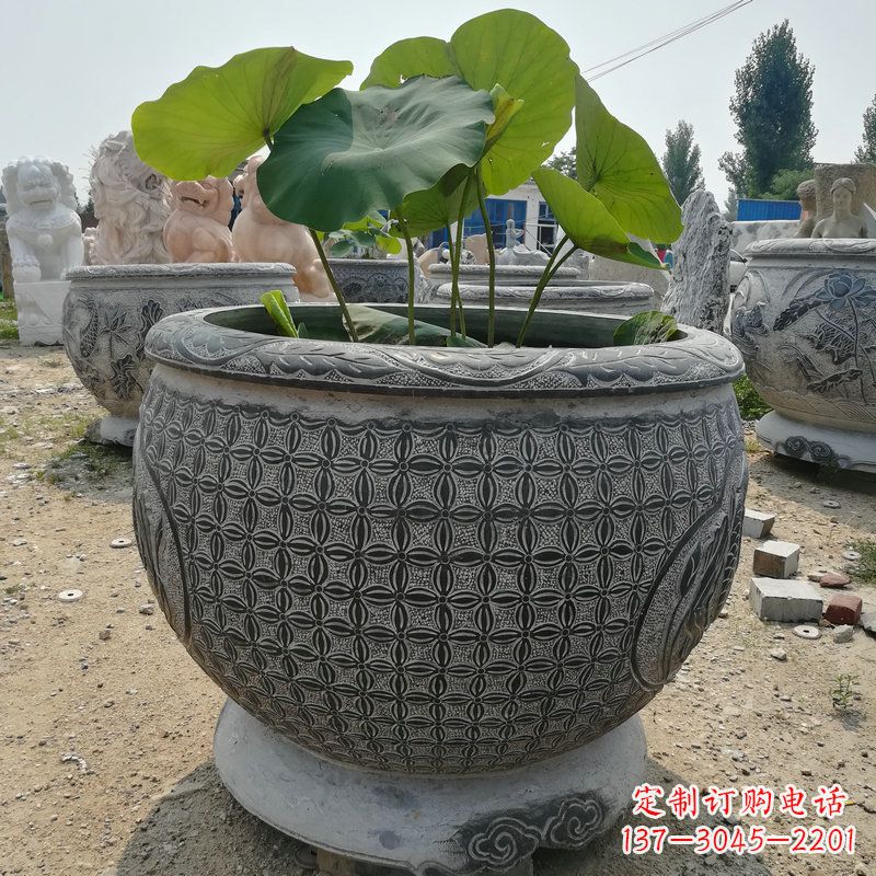 广西荷花鱼石雕塑,精美雕塑展现浪漫情怀