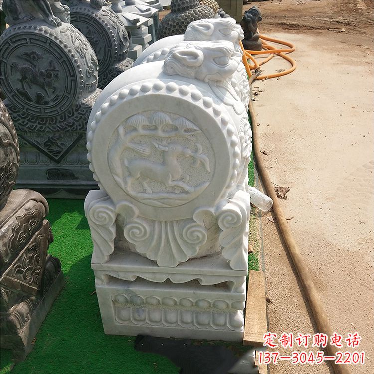广西青石门墩石带浮雕是由领雕塑定制制作的一款…
