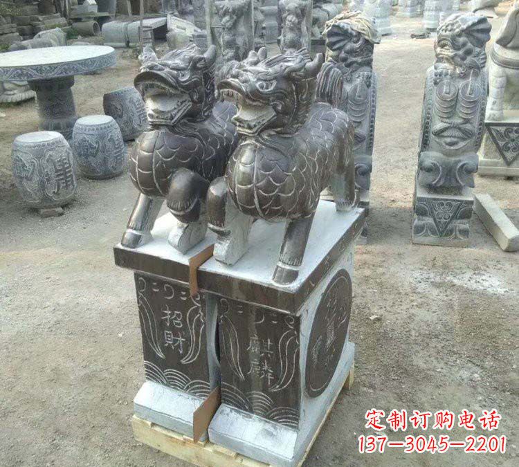广西精美的青石门口麒麟雕塑