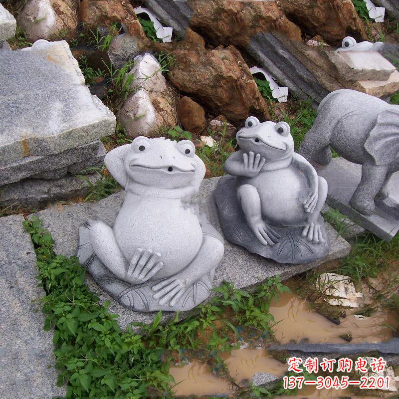 广西别具一格的青石青蛙喷水雕塑