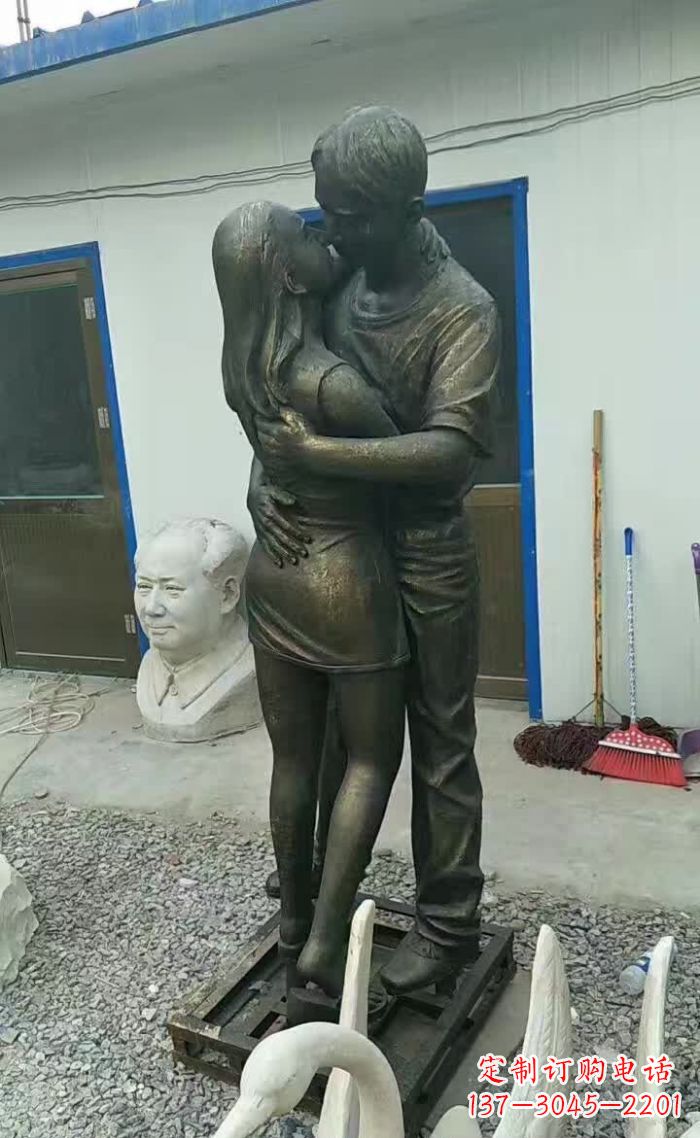 广西无尽浪漫,情侣雕塑表达爱意