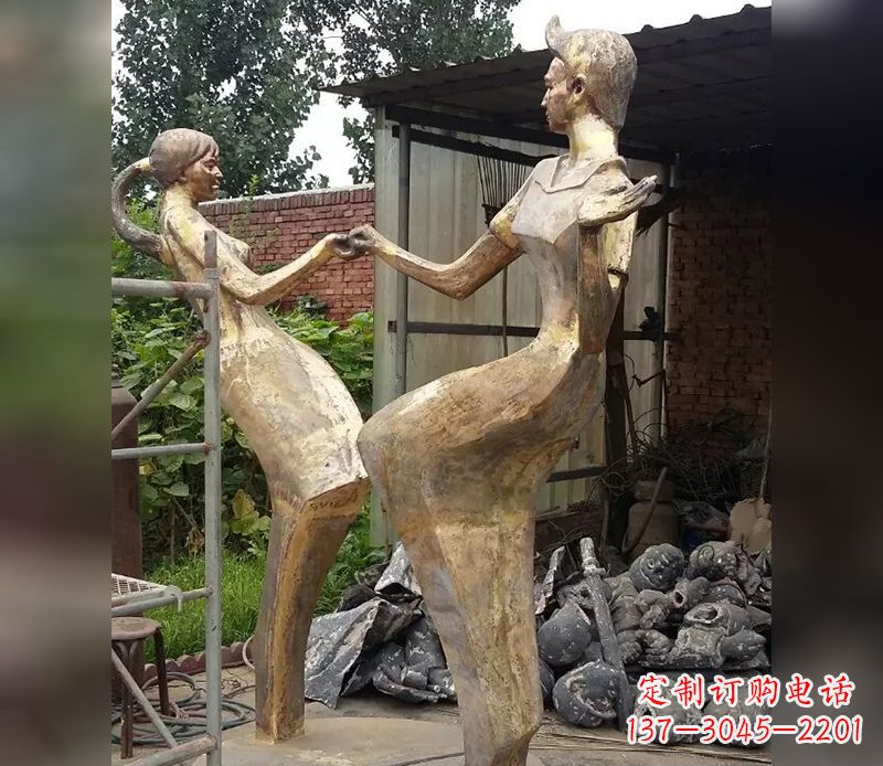 广西情侣跳舞广场景观铜雕