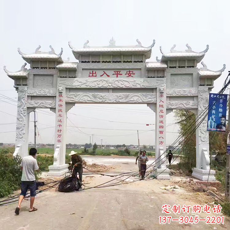 广西质朴粗犷的三间四柱农村石牌坊雕塑