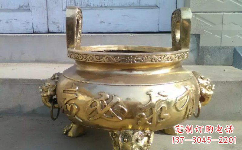 广西壮丽威猛的三足香炉铜雕