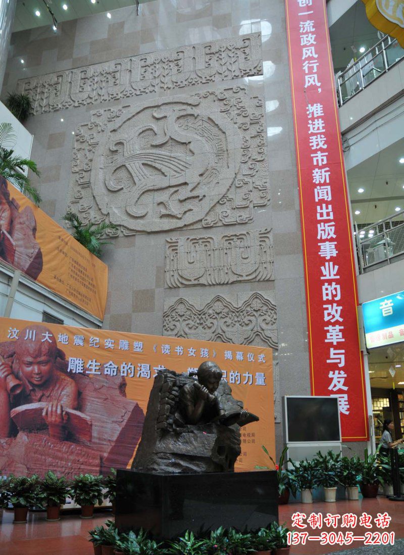 广西令人惊叹的小女孩景观铜雕