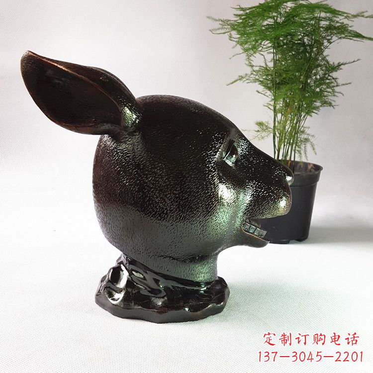 广西表彰传统的中国生肖兔铜铸雕塑