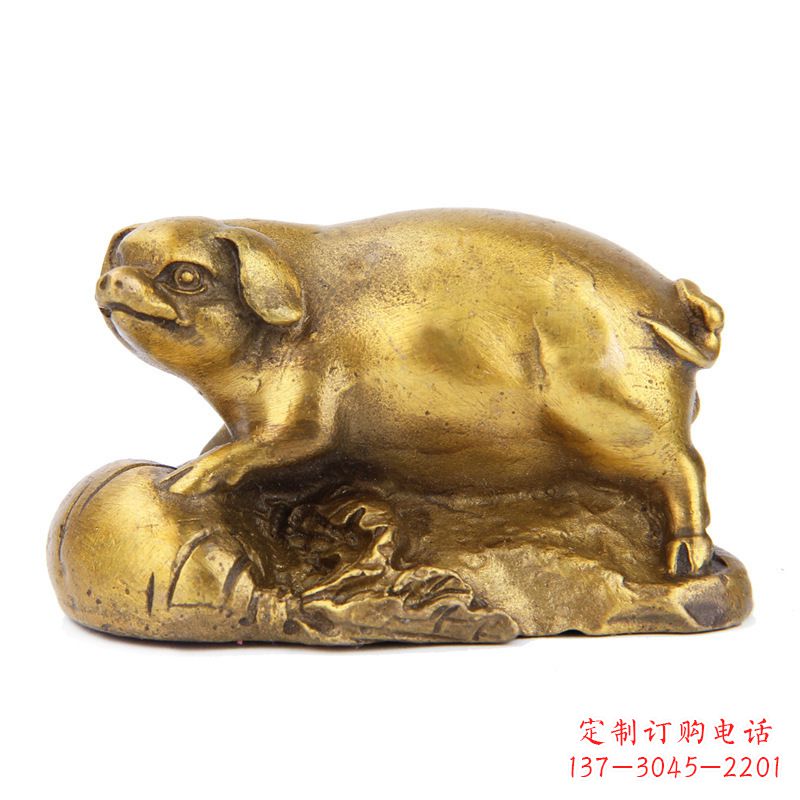 广西铸铜鎏金猪雕塑时尚炫彩,精致温馨