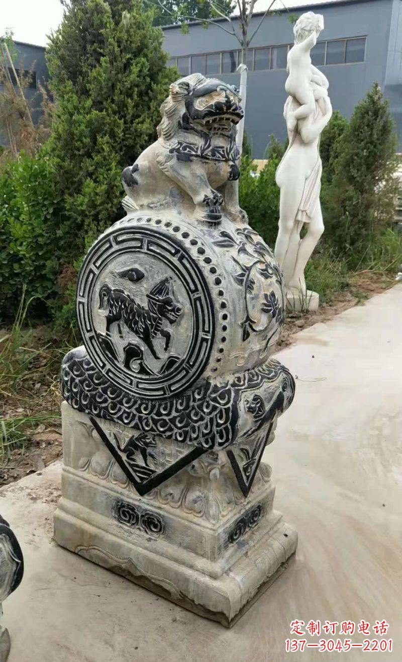 广西狮子抱鼓石雕塑,象征力量与美感