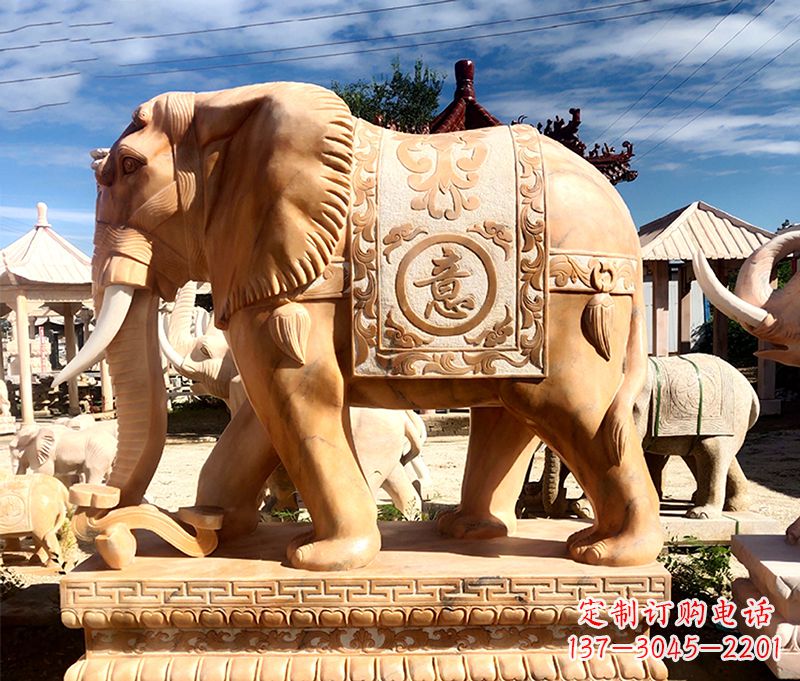 广西精致多姿的大象雕塑