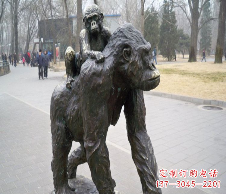 广西多姿多彩的猩猩雕塑