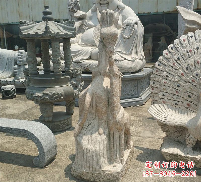 广西高贵优雅的长颈鹿雕塑