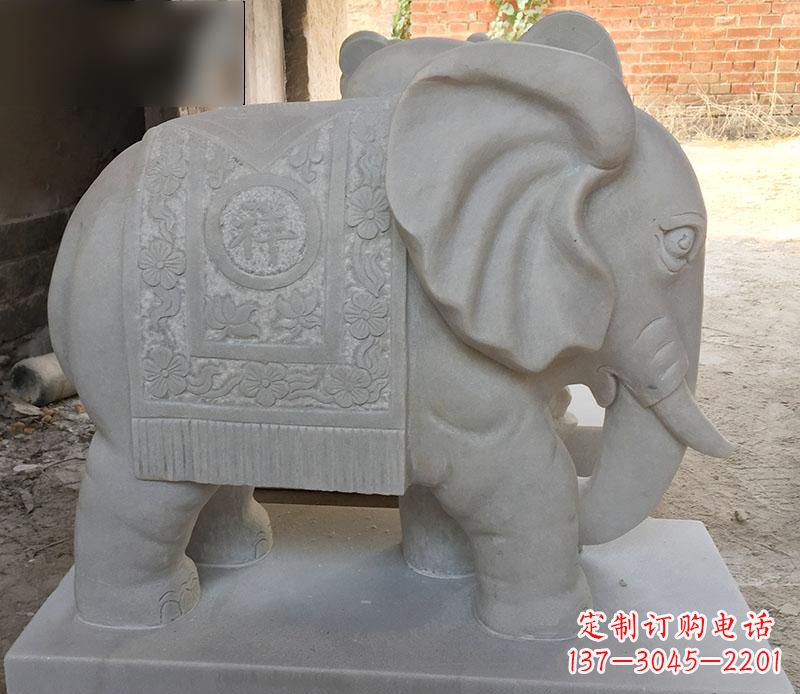 广西风格多样的大象雕塑