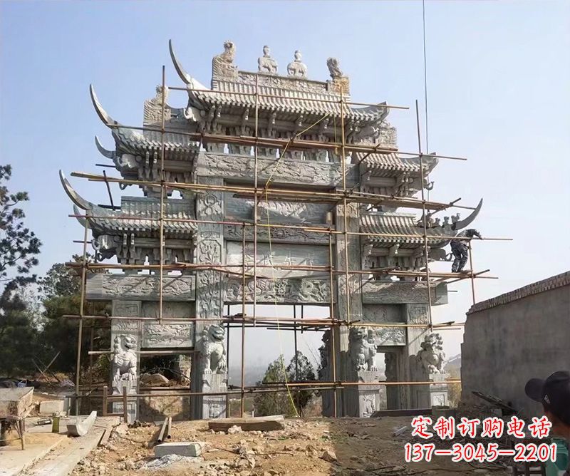 广西石牌坊外东侧的龙凤雕塑
