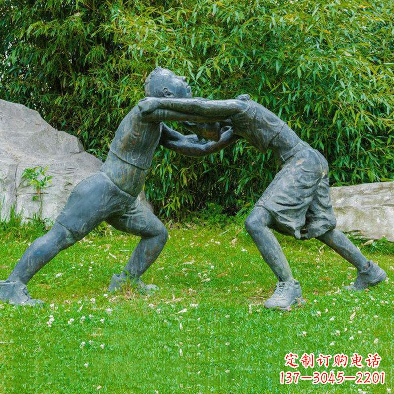 广西摔跤运动小孩公园草坪铜雕