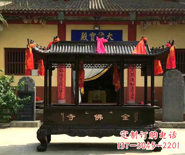 广西双兽头三足雕花铜香炉