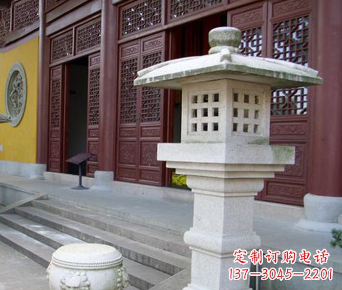 广西寺庙景观镂空石灯石雕