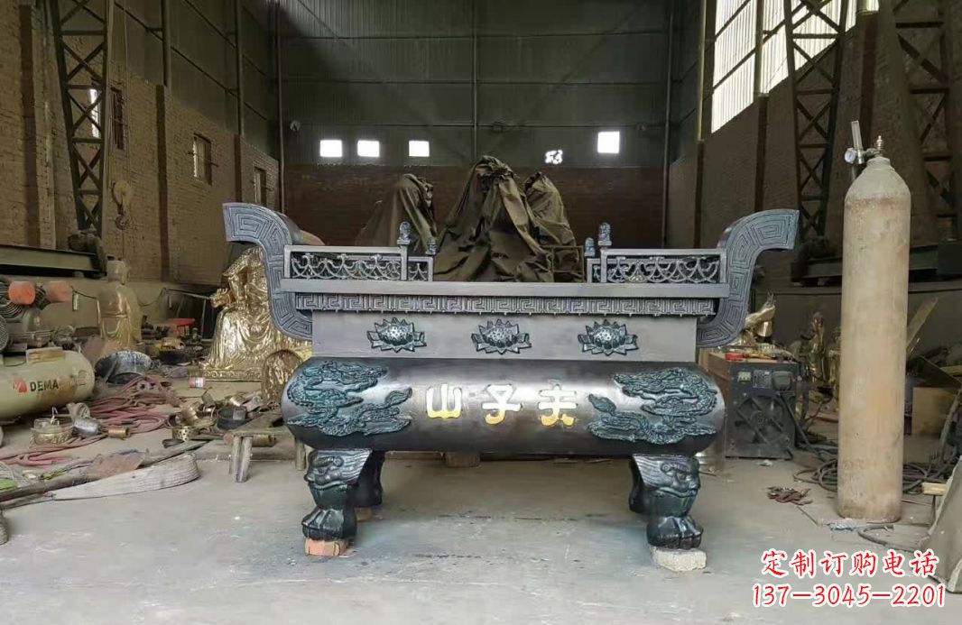 广西寺庙香炉铜雕12