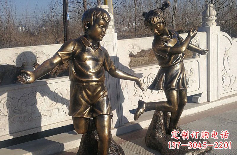广西踢毽子的儿童铜雕 (2)
