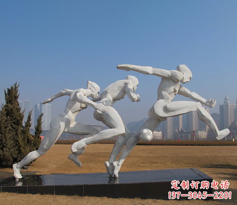 广西踢足球不锈钢运动雕塑