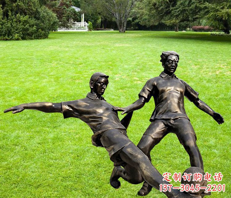 广西踢足球的人物铜雕