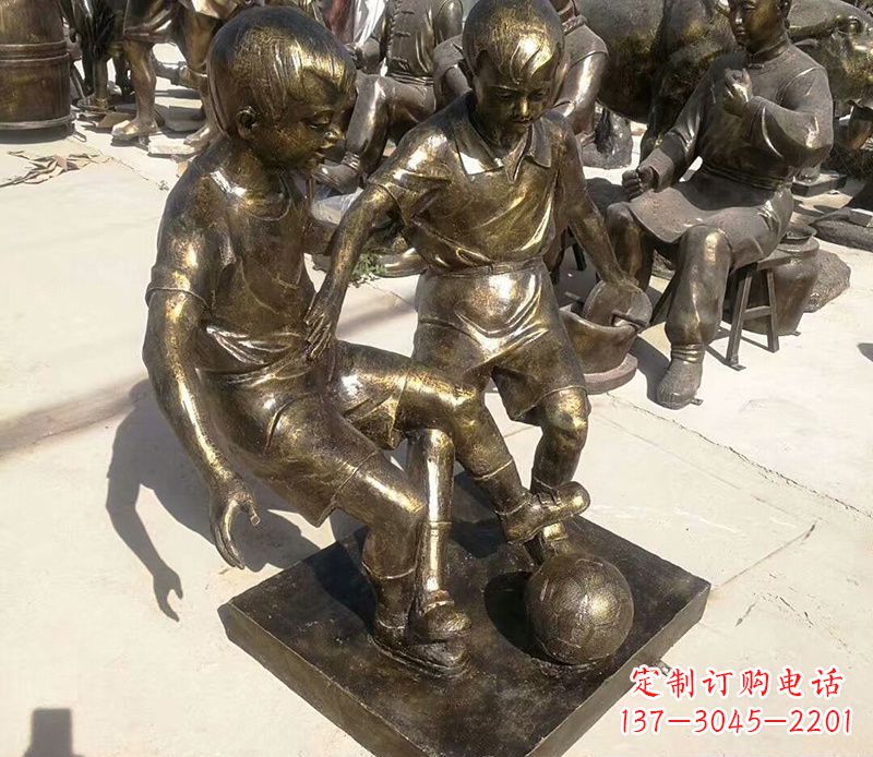 广西踢足球的儿童铜雕