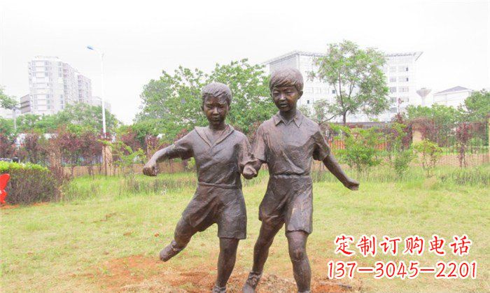 广西踢足球公园人物铜雕 (2)