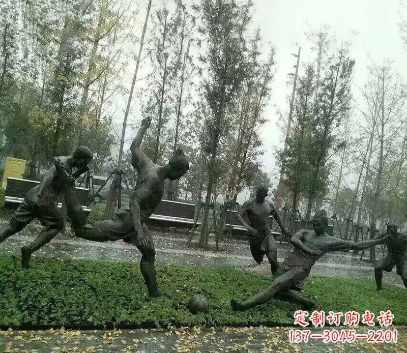广西踢足球公园运动人物铜雕