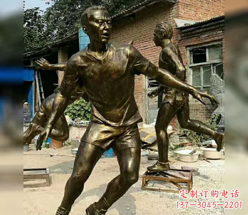 广西踢足球广场人物铜雕