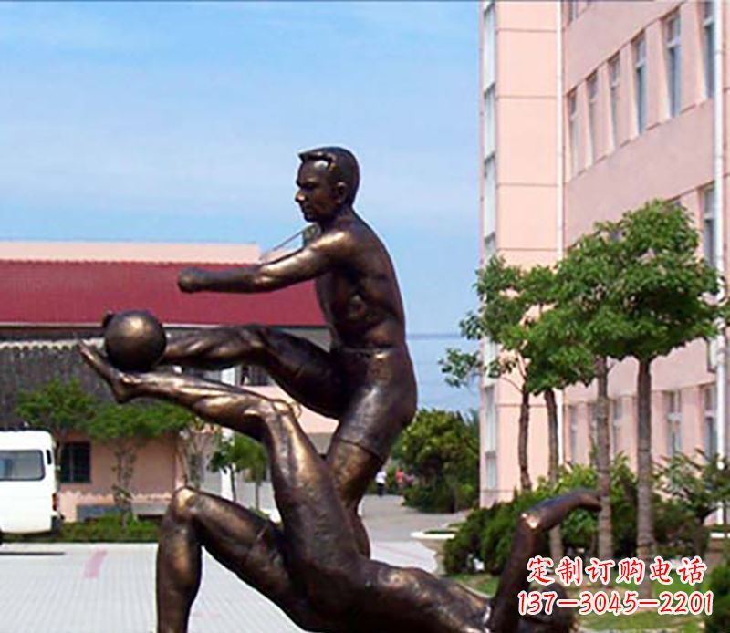 广西踢足球人物广场小品铜雕