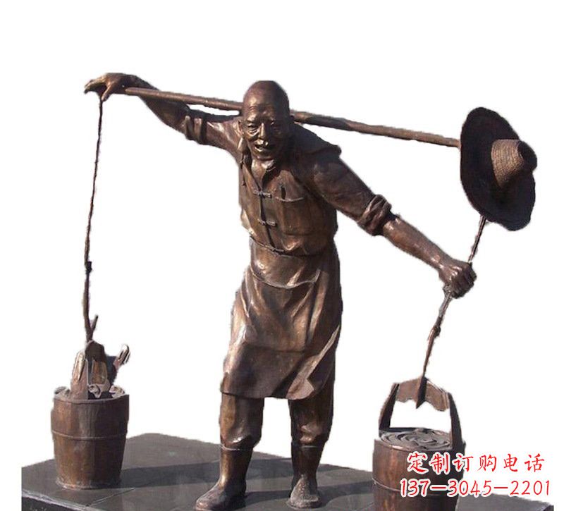 广西挑扁担的老人铜雕