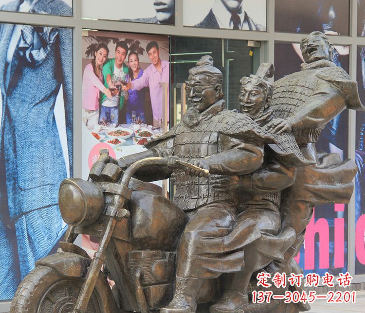 广西铜雕步行街骑摩托人物雕塑