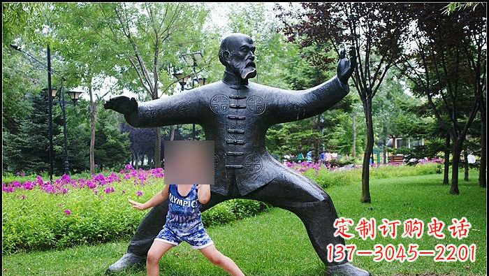 广西铜雕打太极拳的老人