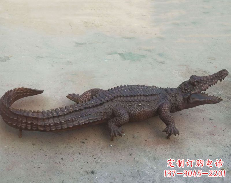 广西铜雕鳄鱼,铸铜园林仿真动物雕塑