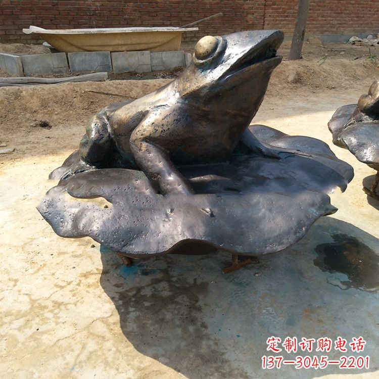 广西铜雕青蛙喷水雕塑