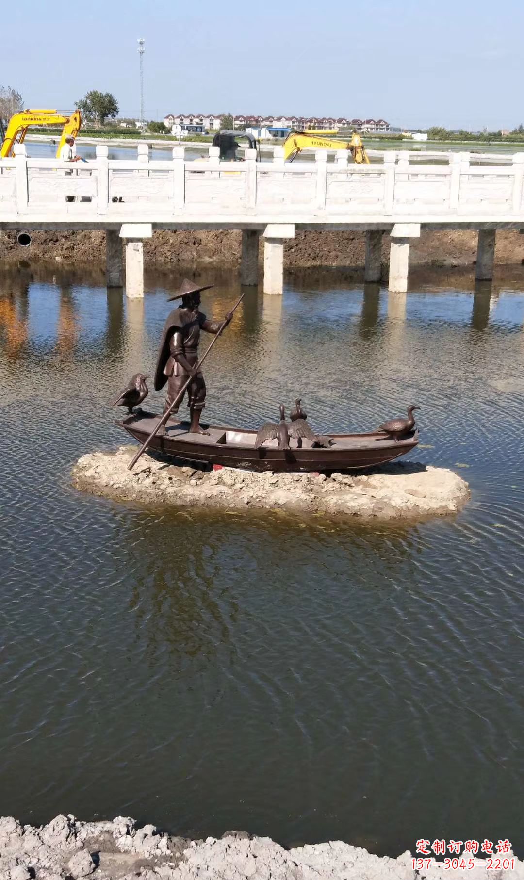 广西铜雕渔夫撑船打鱼雕塑 湖边景观雕塑