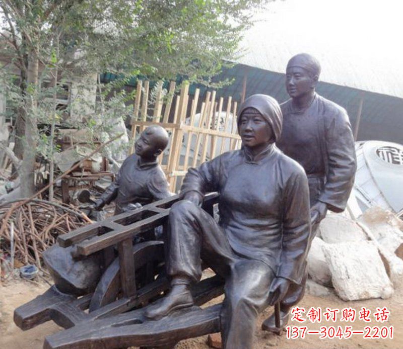 广西推独轮车人物铜雕