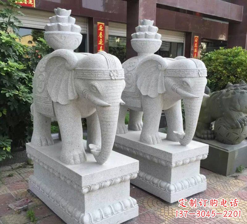 广西驮元宝的大象石雕