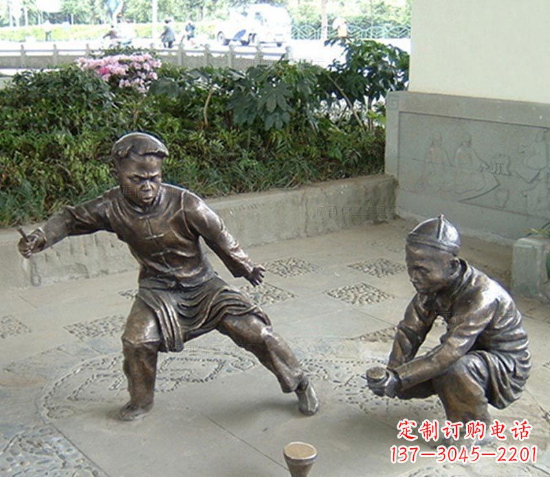 广西玩陀螺的古代儿童铜雕