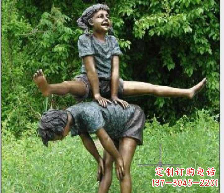 广西玩跳山羊的儿童铜雕