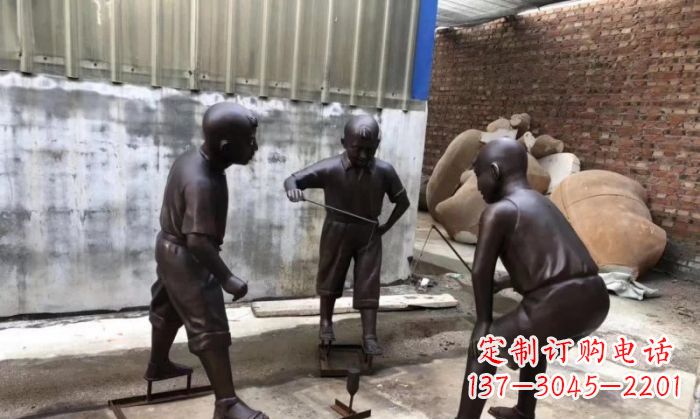 广西玩陀螺人物铜雕 (2)