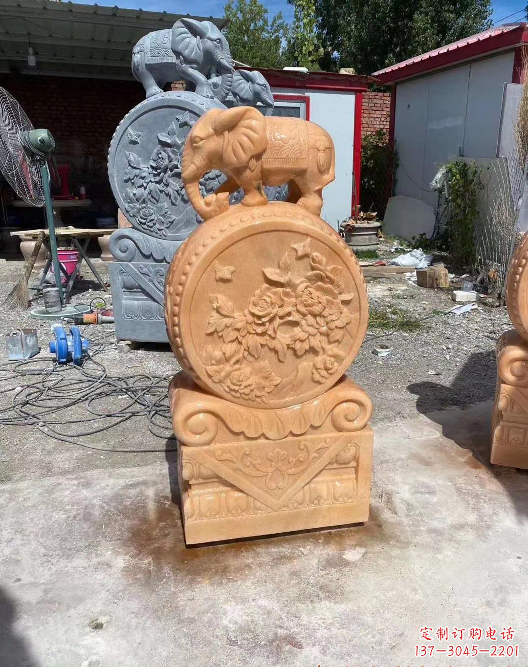 广西晚霞红大象抱鼓石雕塑