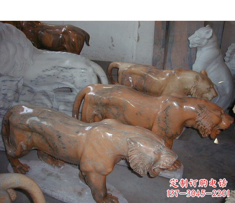 广西晚霞红动物老虎石雕