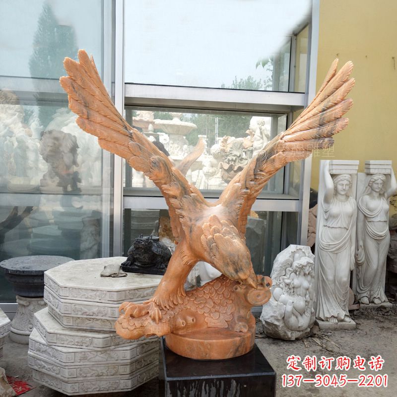 广西晚霞红老鹰石雕塑